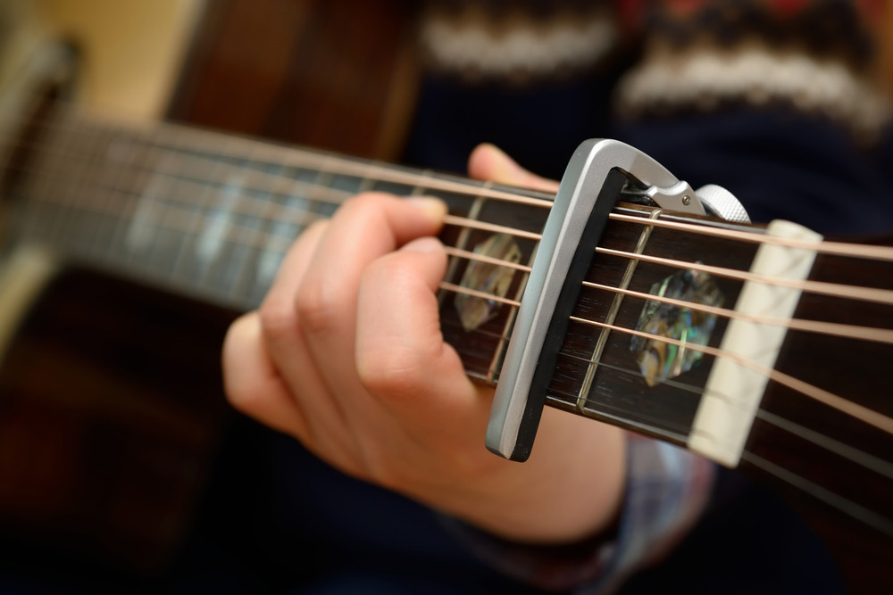 How To Use A Capo for Beginners (with Capo Chart & Tips) //