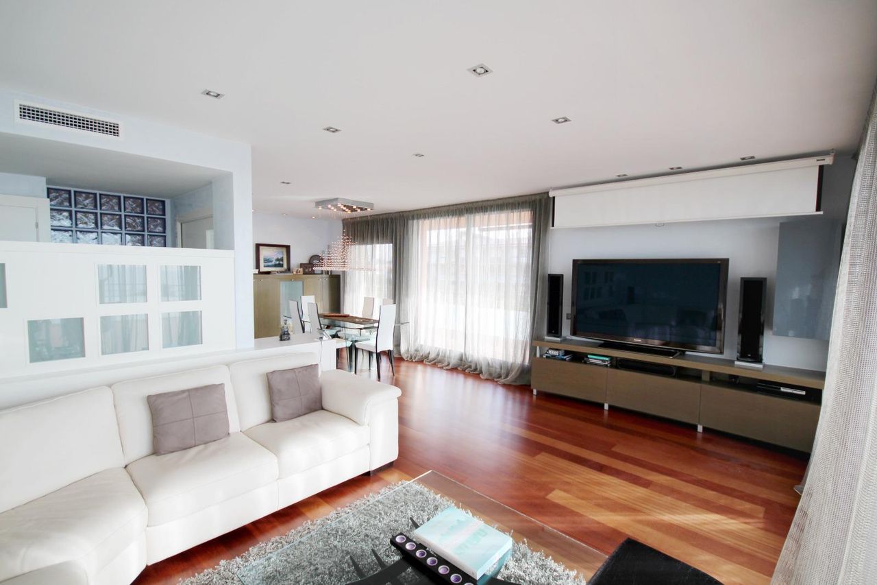 Large and sunny penthouse on the beach in the prestigious area of Gava Mar