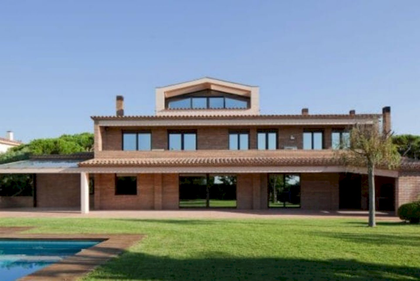 Spectacular 3story house in Gava Mar for sale