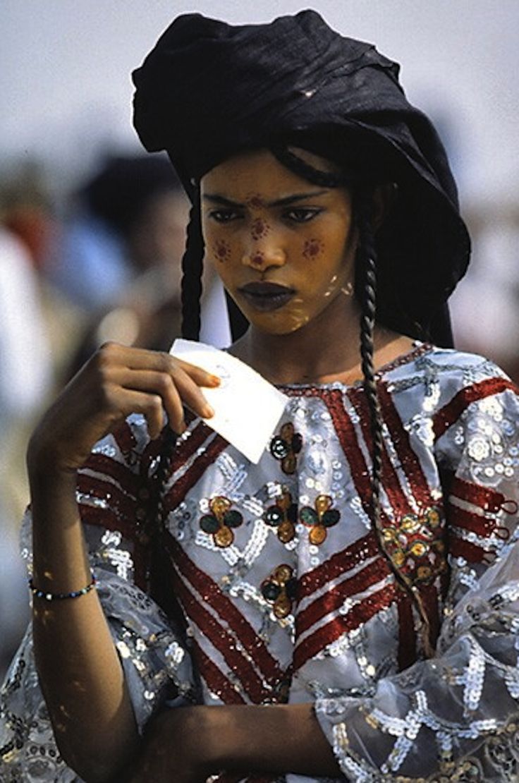 The male beauty contest of the Sahara Desert where girls judge the boys