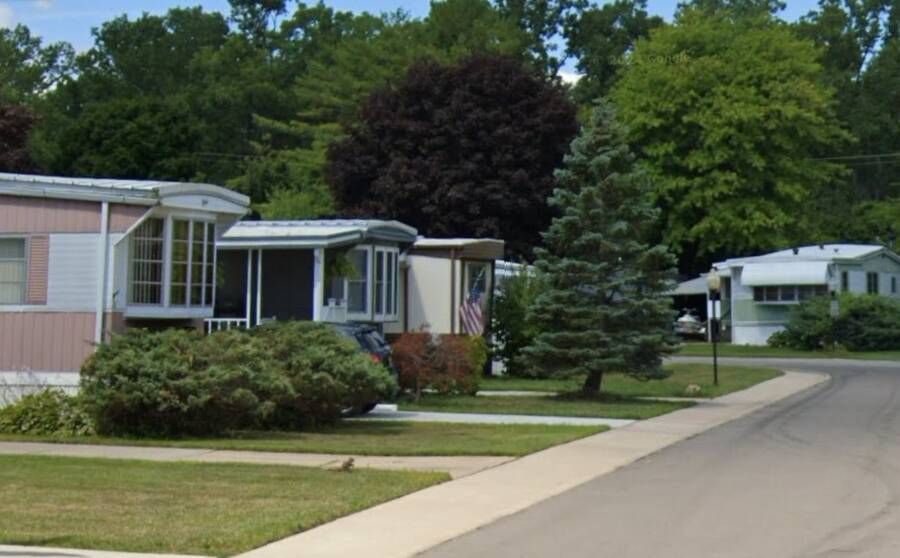 Parkview Estates North 3500 West Jefferson Avenue, Trenton, MI 48183