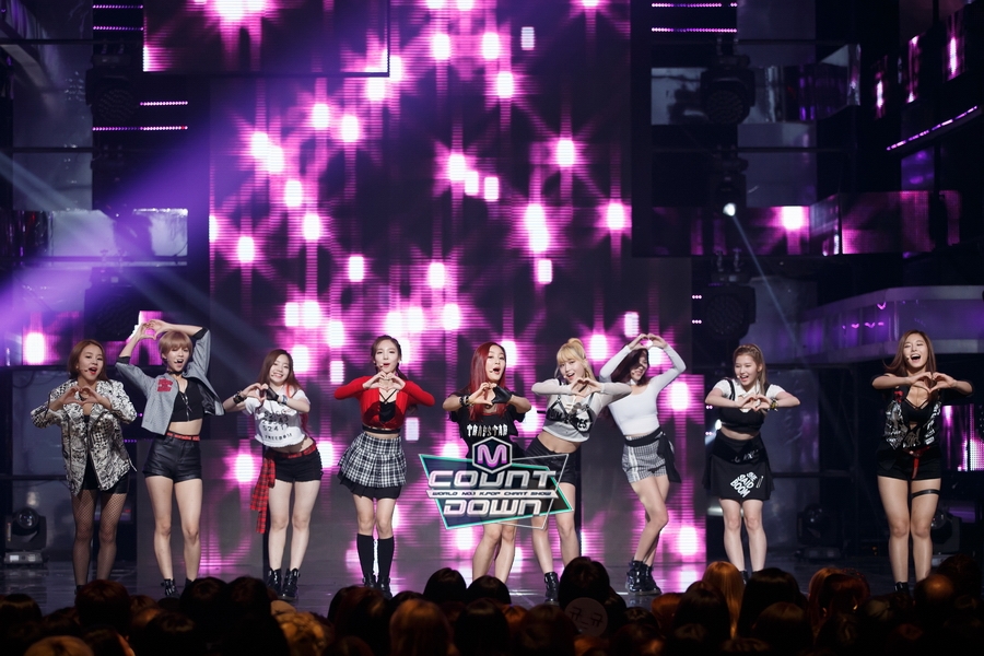 【10月29日放送 TWICE「Like OOHAHH」M COUNTDOWNステージフォト】