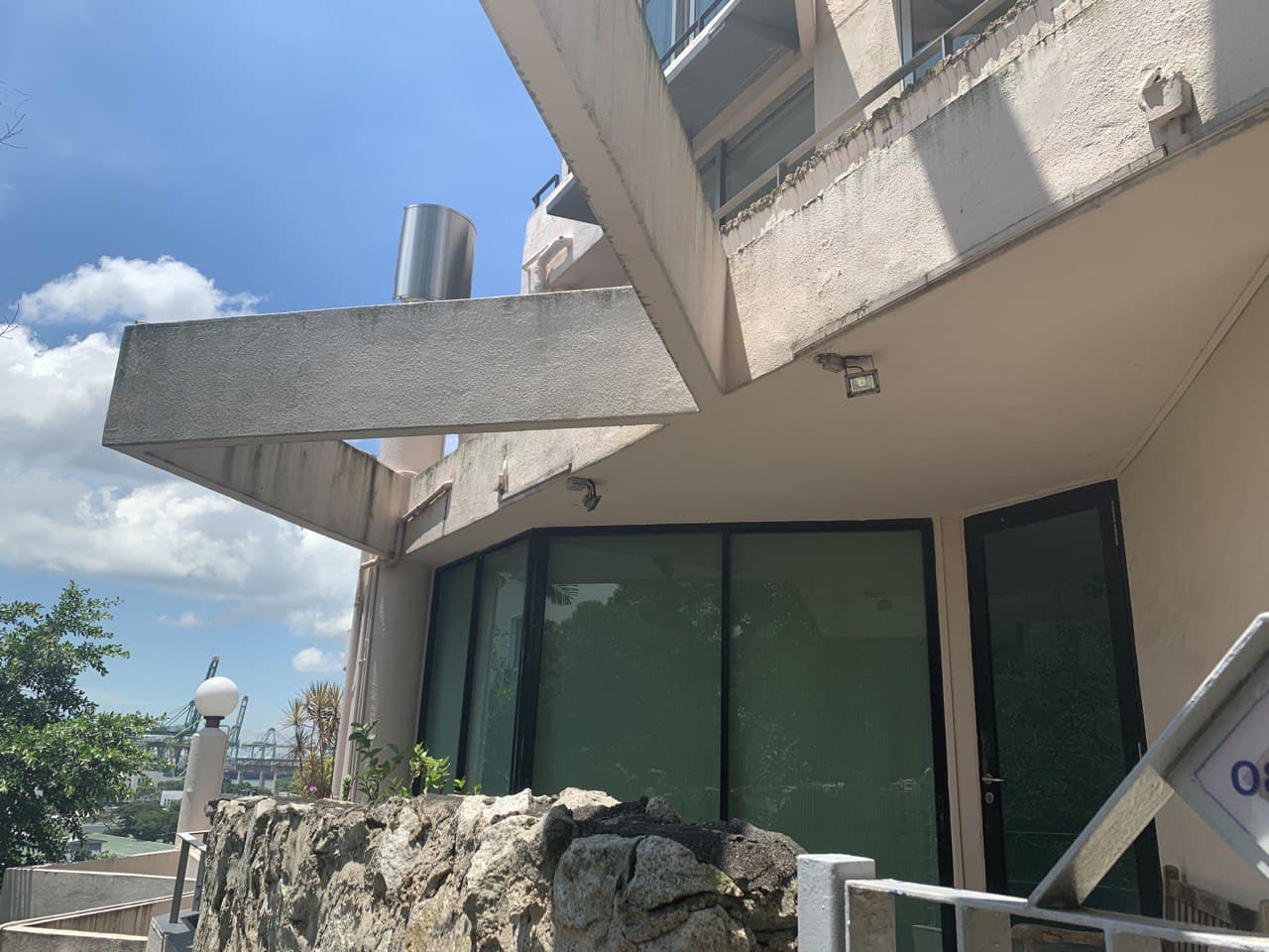 Super unique lift in 36yearold Pasir Panjang condo feels like riding