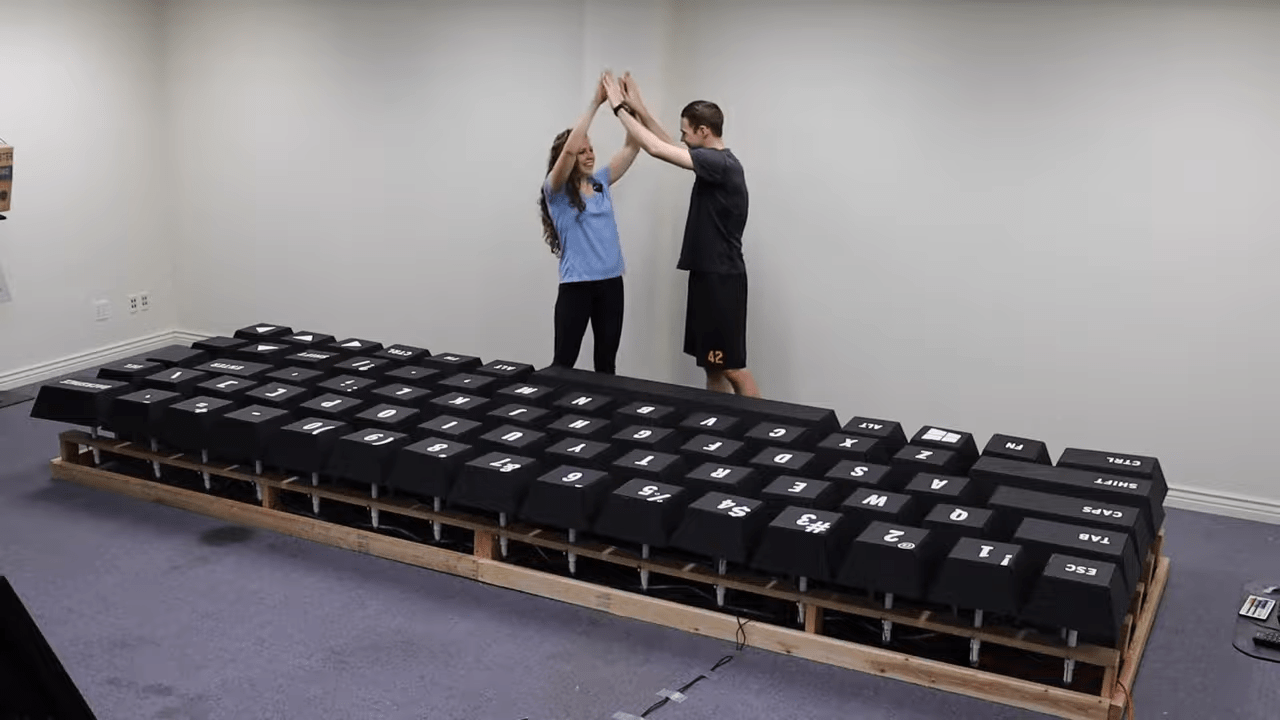 ⌨️ Блогери створили найбільшу клавіатуру у світі — відео Na chasi