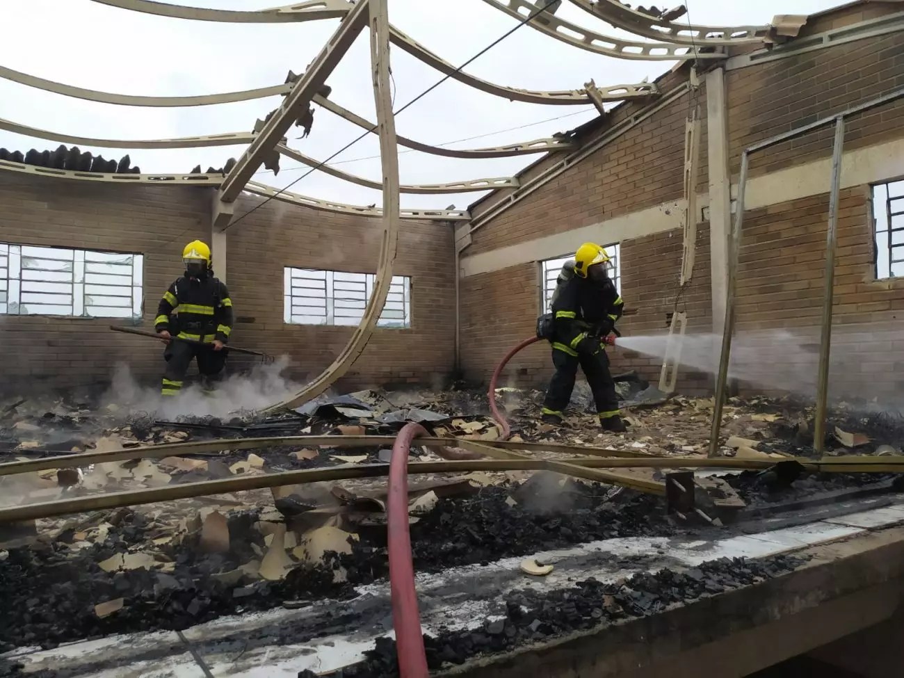 VÍDEO Galpão de loja de móveis pega fogo em Brusque