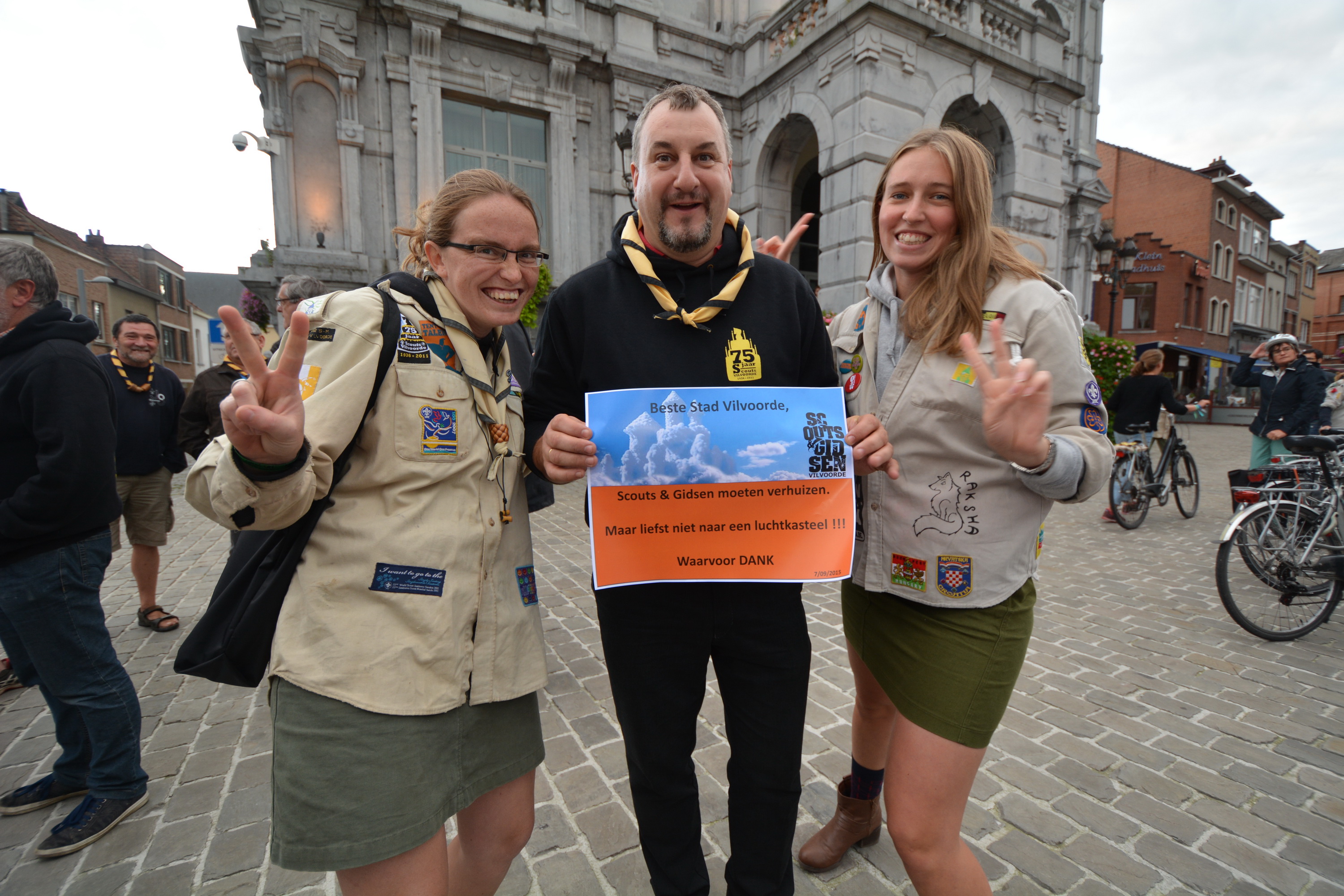 Scouts spelen en zingen voor stadhuis (Vilvoorde) Het