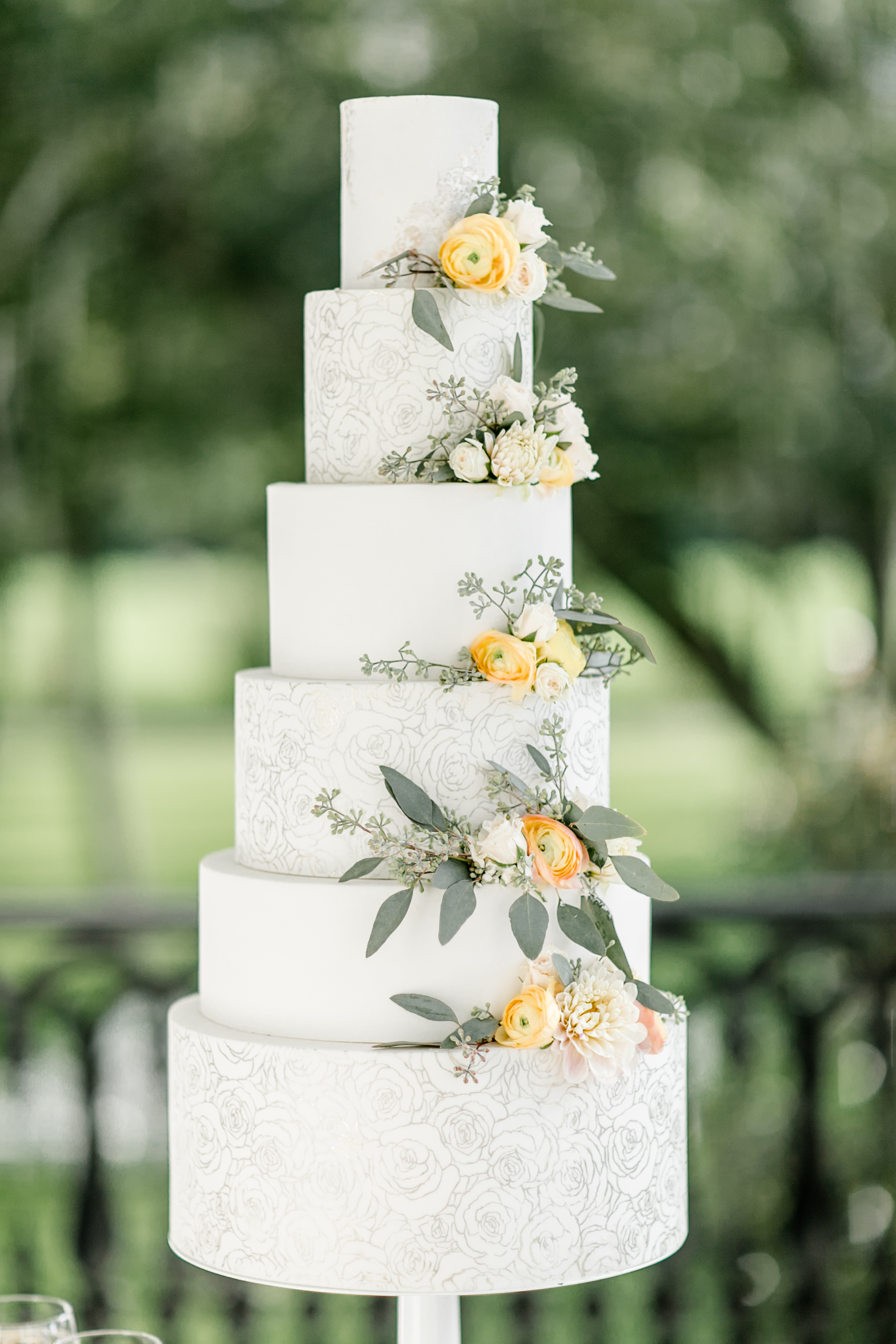 25 OvertheTop Wedding Cakes We Can't Get Enough Of