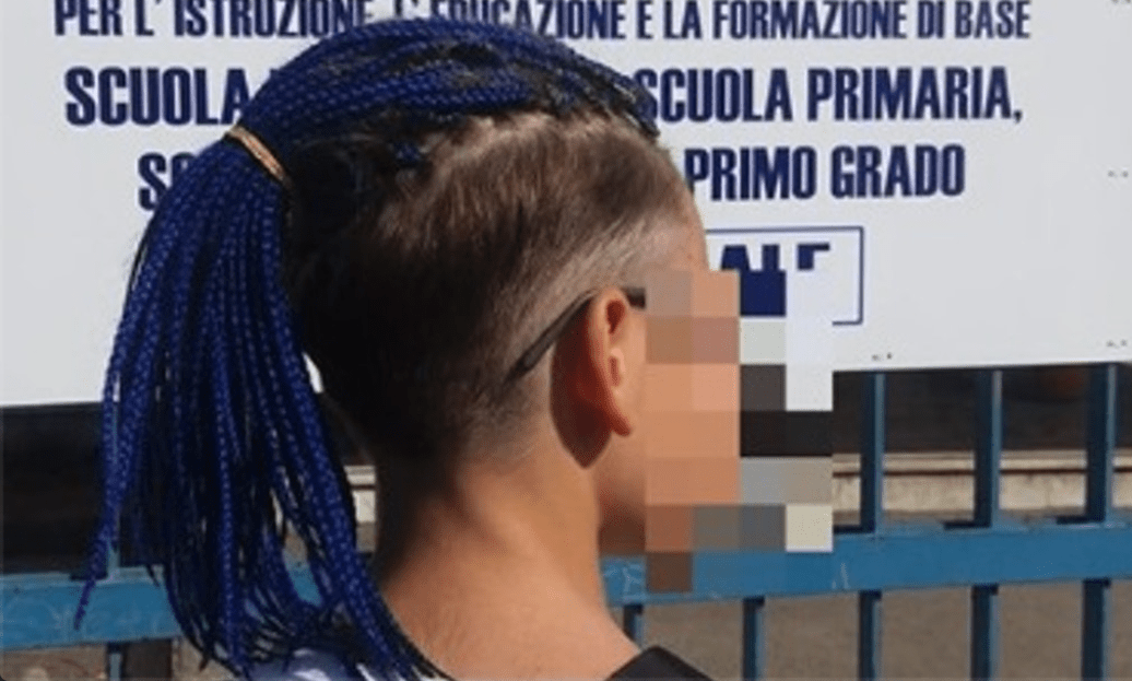 Napoli, torna in classe il 13enne con le treccine blu. La preside «Le