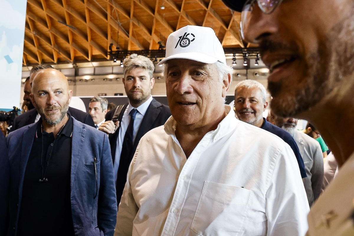 Lo strattone di Tajani alla Bce: «Euro troppo forte, serve un’azione shock di Lagarde». E sulle banche è lite con Giorgetti – Il video