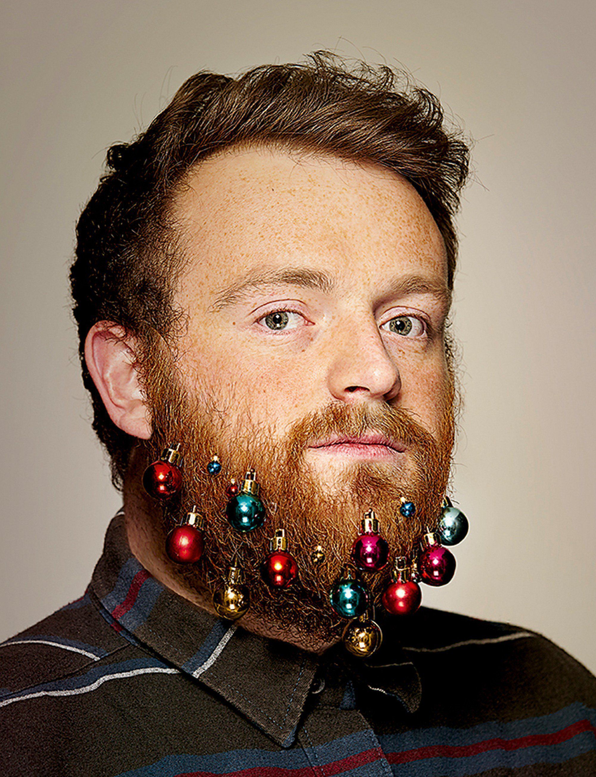 Des miniboules de Noël pour décorer votre barbe