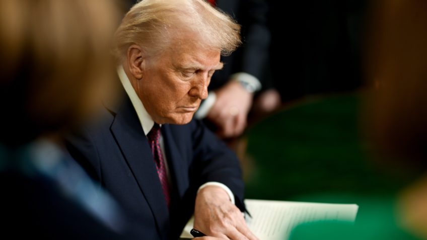 Trump assina decreto para acabar com cidadania por nascimento Trump assina decreto para acabar com cidadania por nascimento