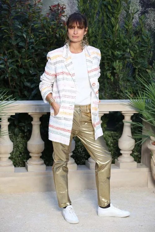 Défilé Chanel Karl lagerfeld pose un lapin à Marion Cotillard