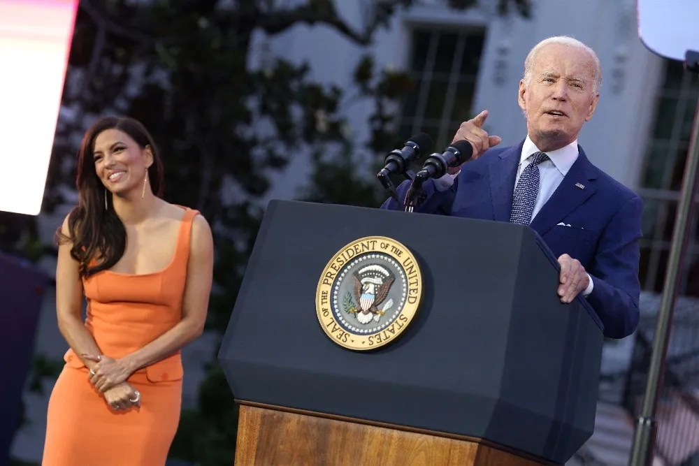 Eva Longoria dans les bras de Joe Biden les photos qui font le buzz