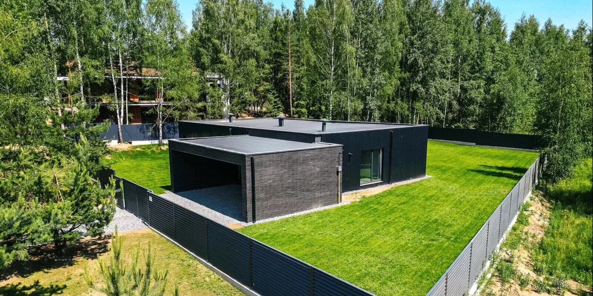 A house for the brave. An unusual black cottage with a bright character