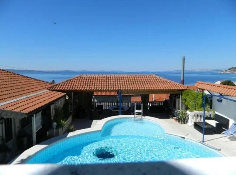 Hotel 18 bedrooms for sale in Dugi Rat, Croatia for Price on request