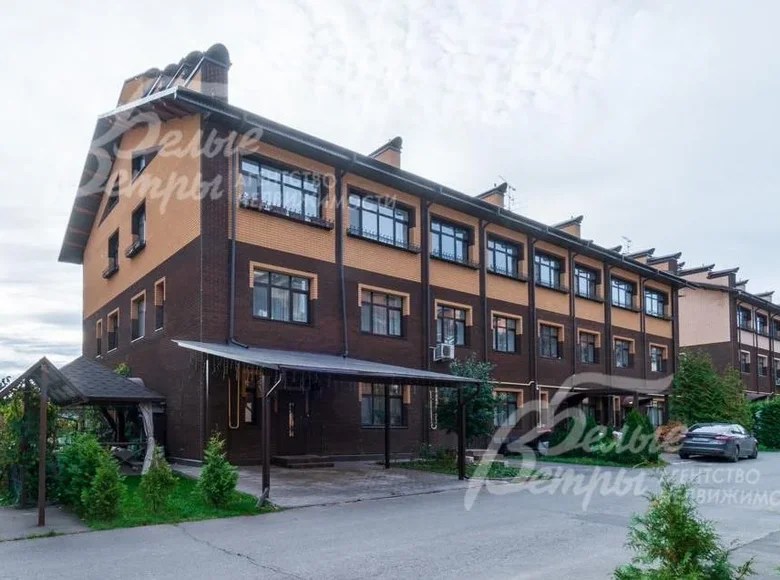 Townhouse 8 rooms for sale in poselenie Pervomayskoe, Russia for €