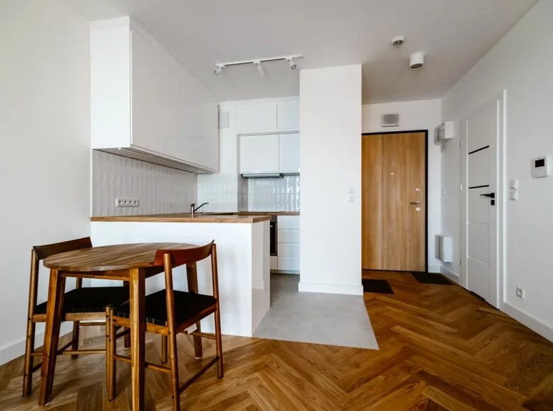 Monthly rental 1 room apartment, 34 m², €660 Warsaw, Poland