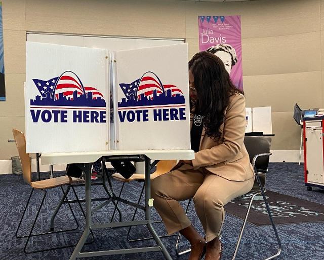 Mayor Tishaura O. Jones Votes Early at Julia Davis Library; NoExcuse