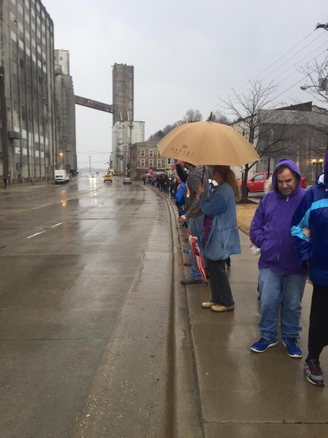 About 100 brave rainy conditions to form human chain, Alton stays at