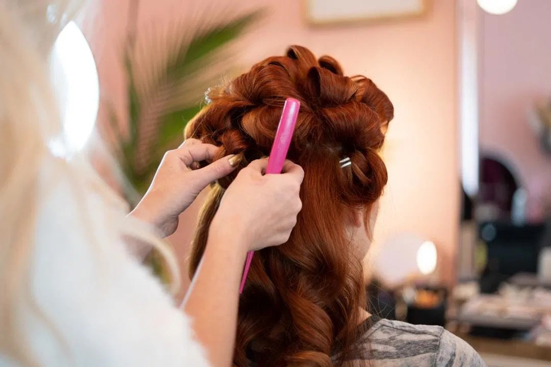 Reasons why You Should Enroll in a Hair Salon School Cosmetology