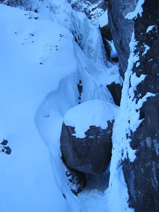 Chockstone Chimney (2) Just Hiking