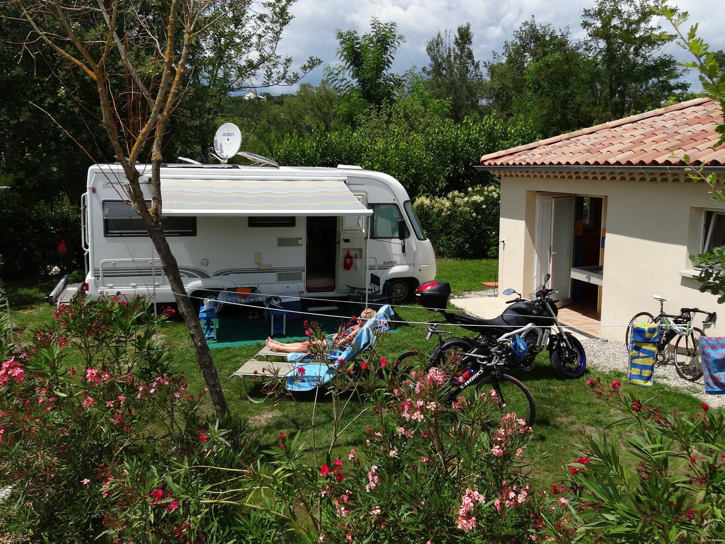 Emplacement 100 m² avec Sanitaire privé Label Camping Qualité