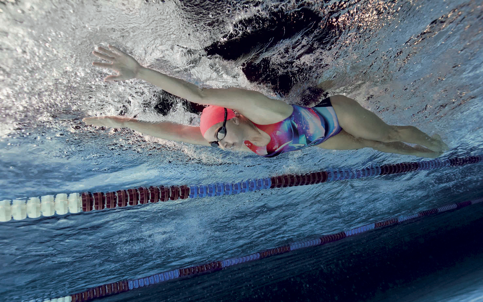 Nuoto per bruciare più calorie allena gli addominali Silhouette Donna