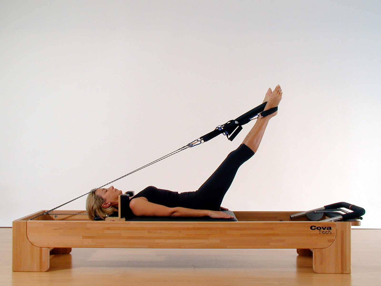 Pilates, modella addome e gambe con il Long Spine. Sul Reformer e a