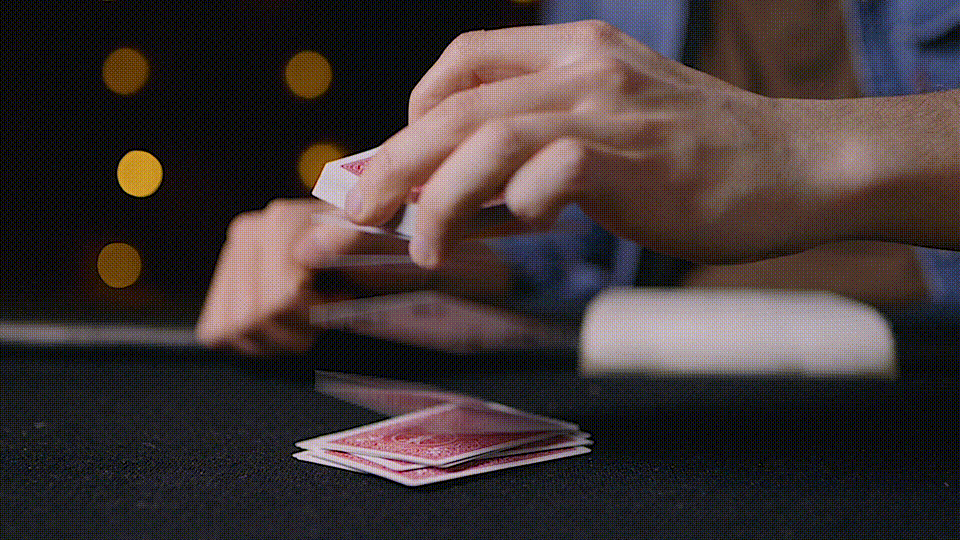 El arte de la magia realiza trucos de magia improvisados con naipes