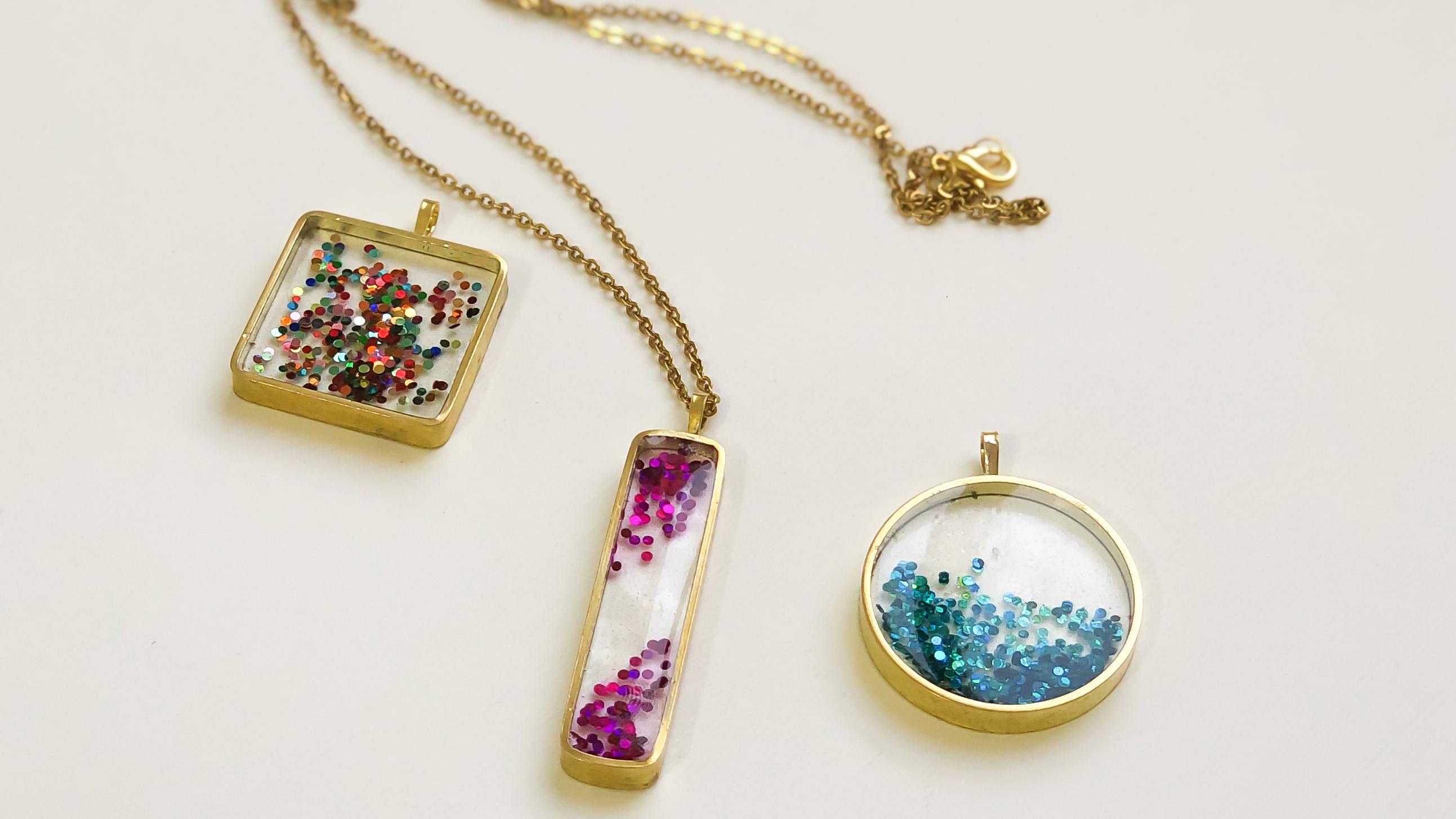 Resin jewelry in the brass frame with glitter Art School Skillshare