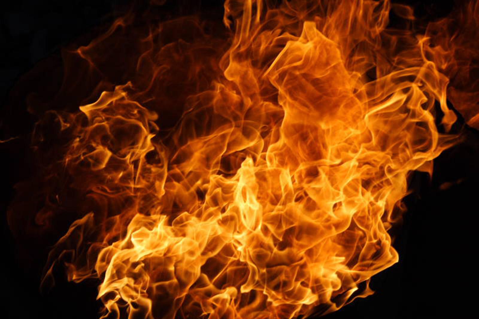 Tutorial How to Create a FIRE Text Effect in UNDER 10