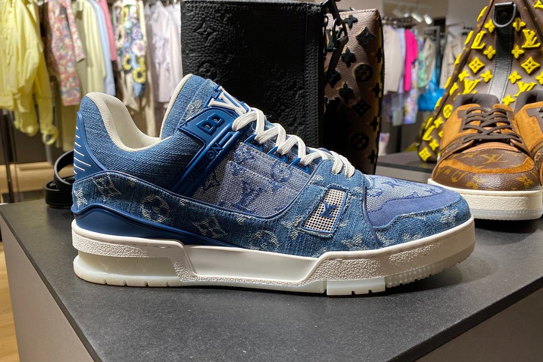 Le sneakers Louis Vuitton 408 Trainer abbracciano il Denim Monogram