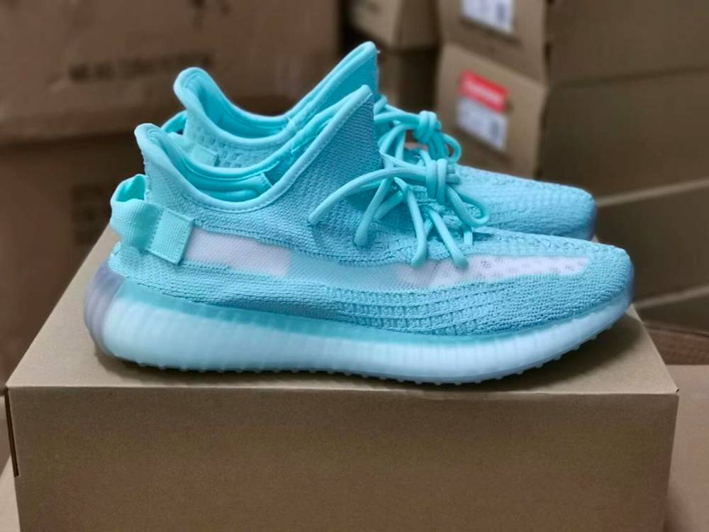 YEEZY 350 V2 BABY BLUE Tra sogno e realtà