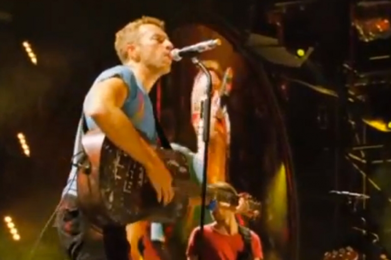 Coldplay Serenade a 'Yellow' Arena in 'Live 2012' Movie Clip SPIN