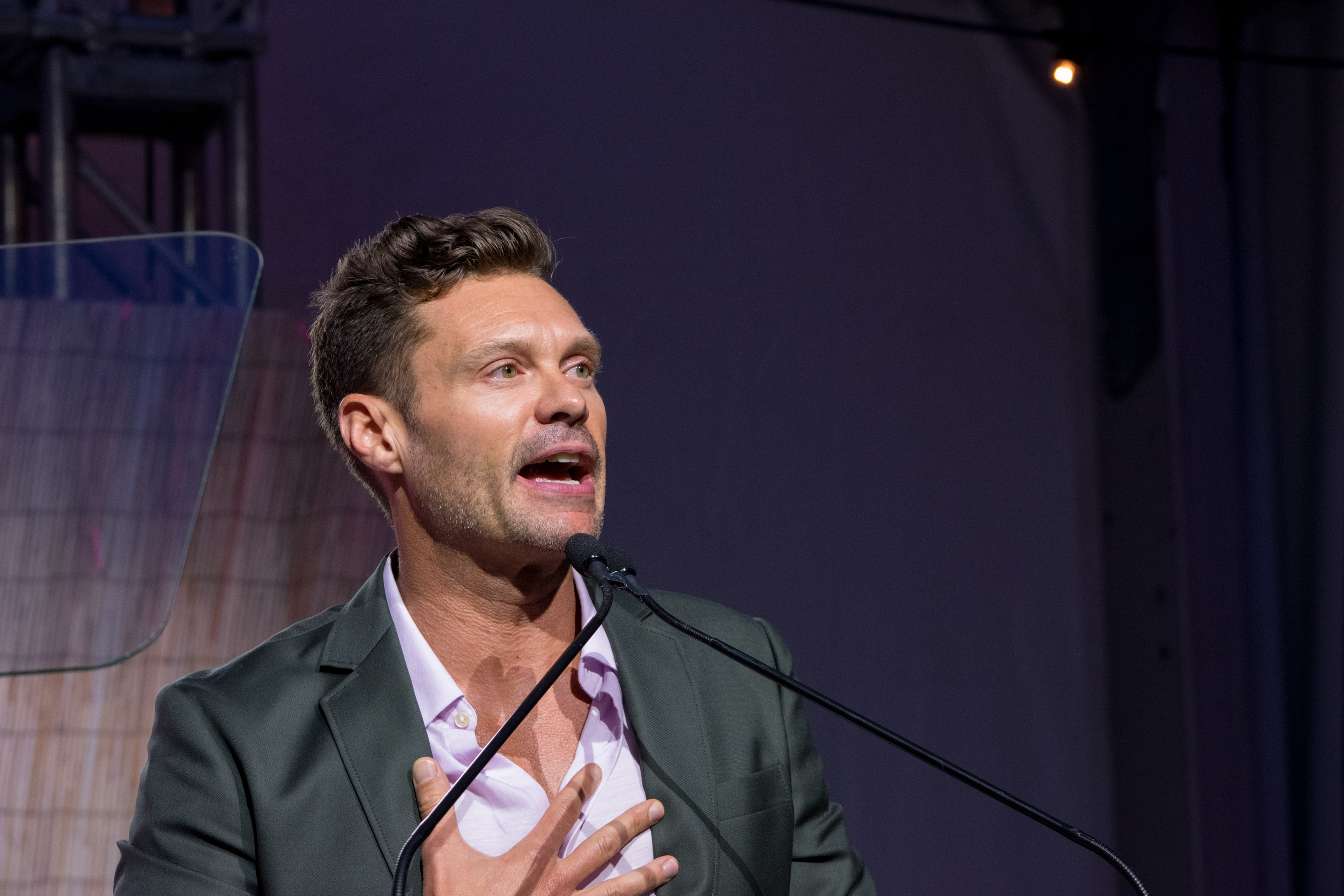 ‘Wheel of Fortune’ Fans Confused by Ryan Seacrest’s ‘Strange’ Outfit 