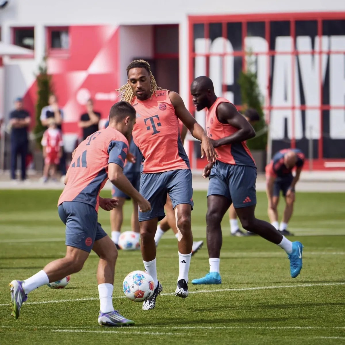 بايرن ميونيخ البطل في الواجهة قبل انطلاق الدوري الألماني بايرن ميونيخ البطل في الواجهة قبل انطلاق الدوري الألماني