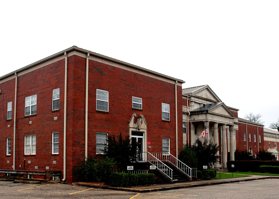 Warmest and Coldest January in Clarke County, Alabama History Stacker