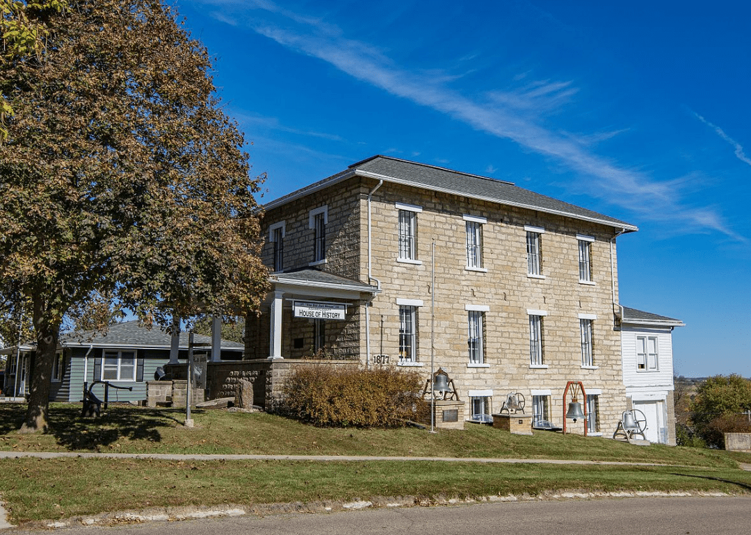 Counties with the oldest homes in Iowa Stacker