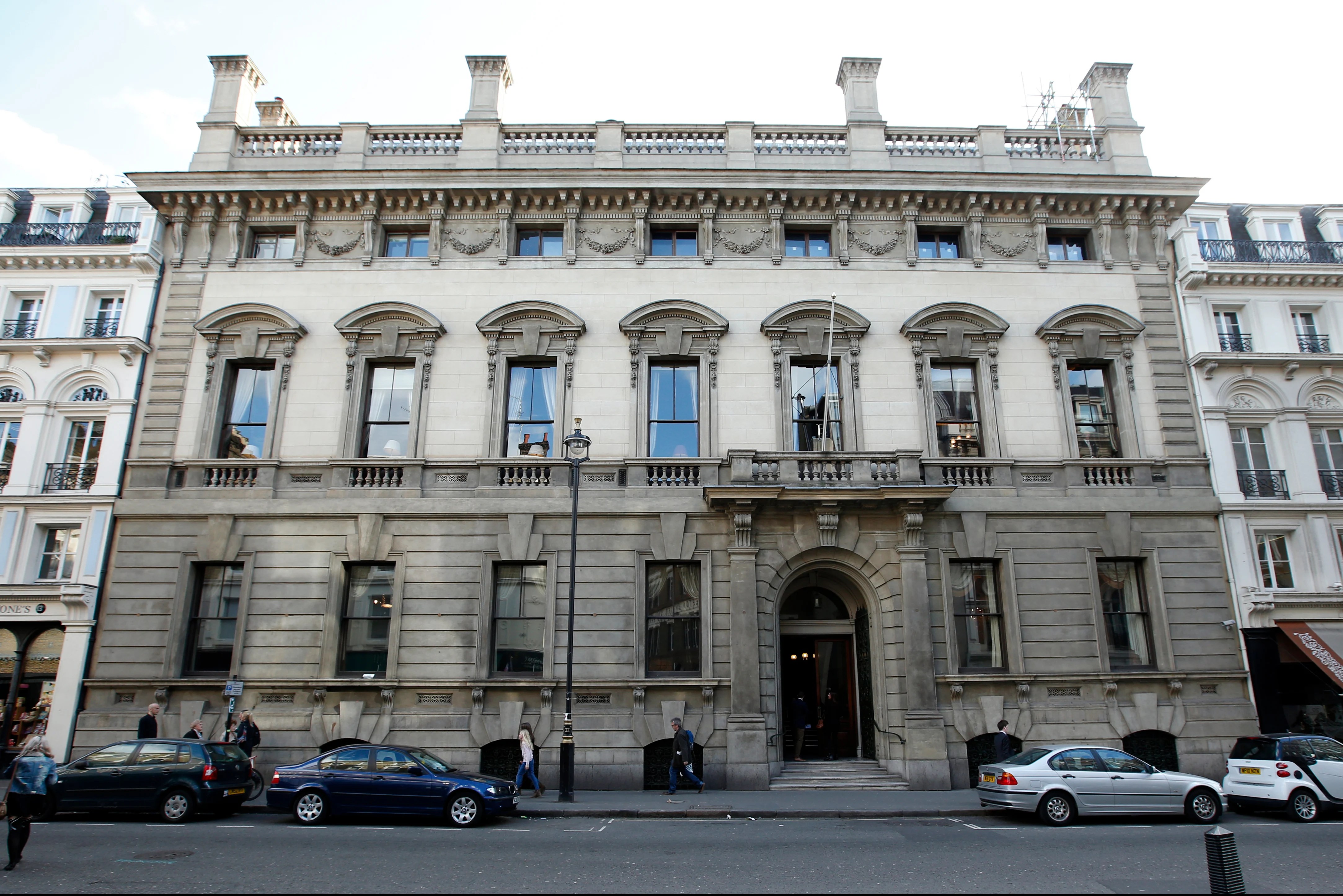 Garrick Club petition signed by 100 top barristers