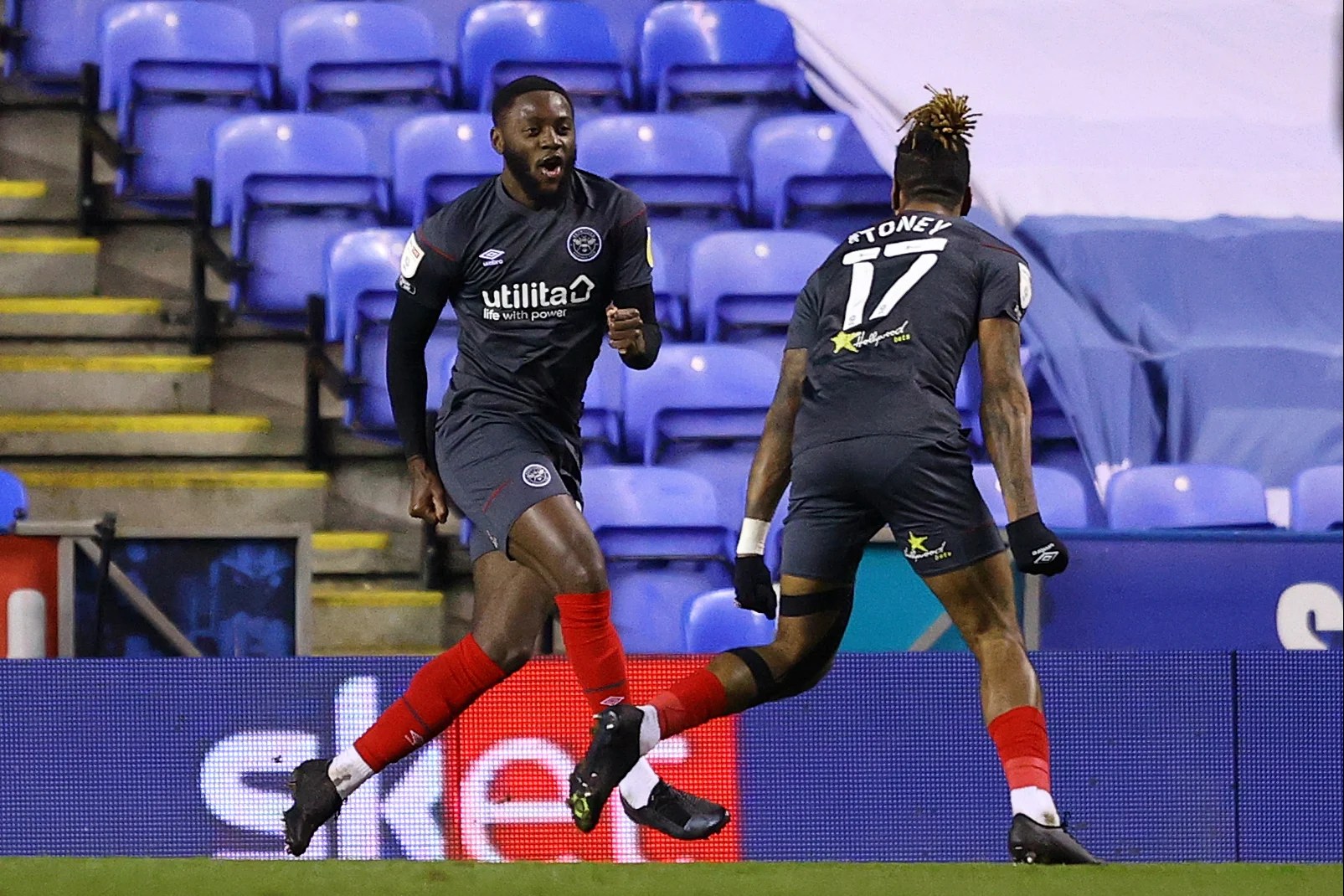 Brentford go top of Championship with late comeback win over Reading