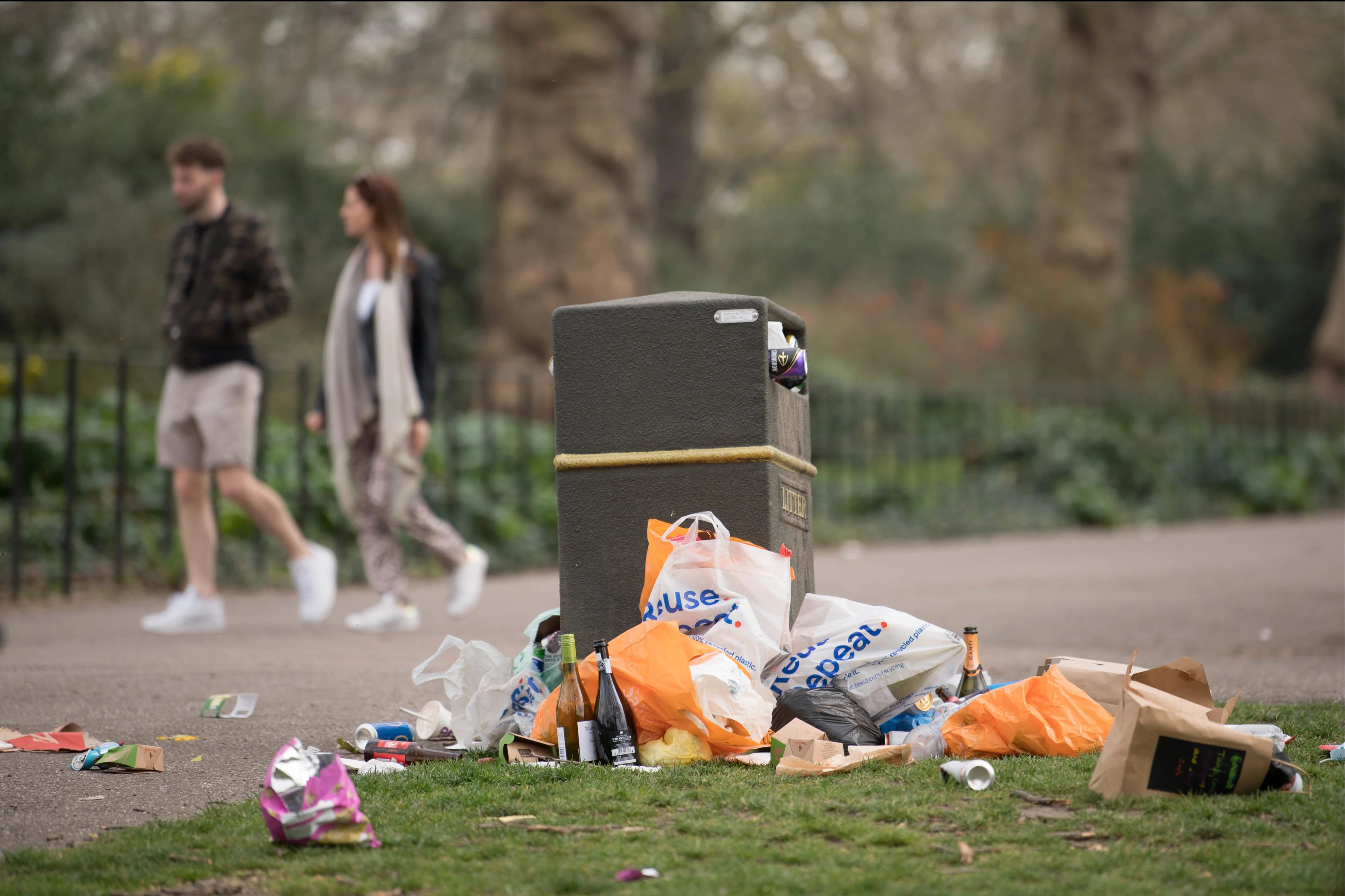Revellers criticised after parks littered with rubbish amid heatwave