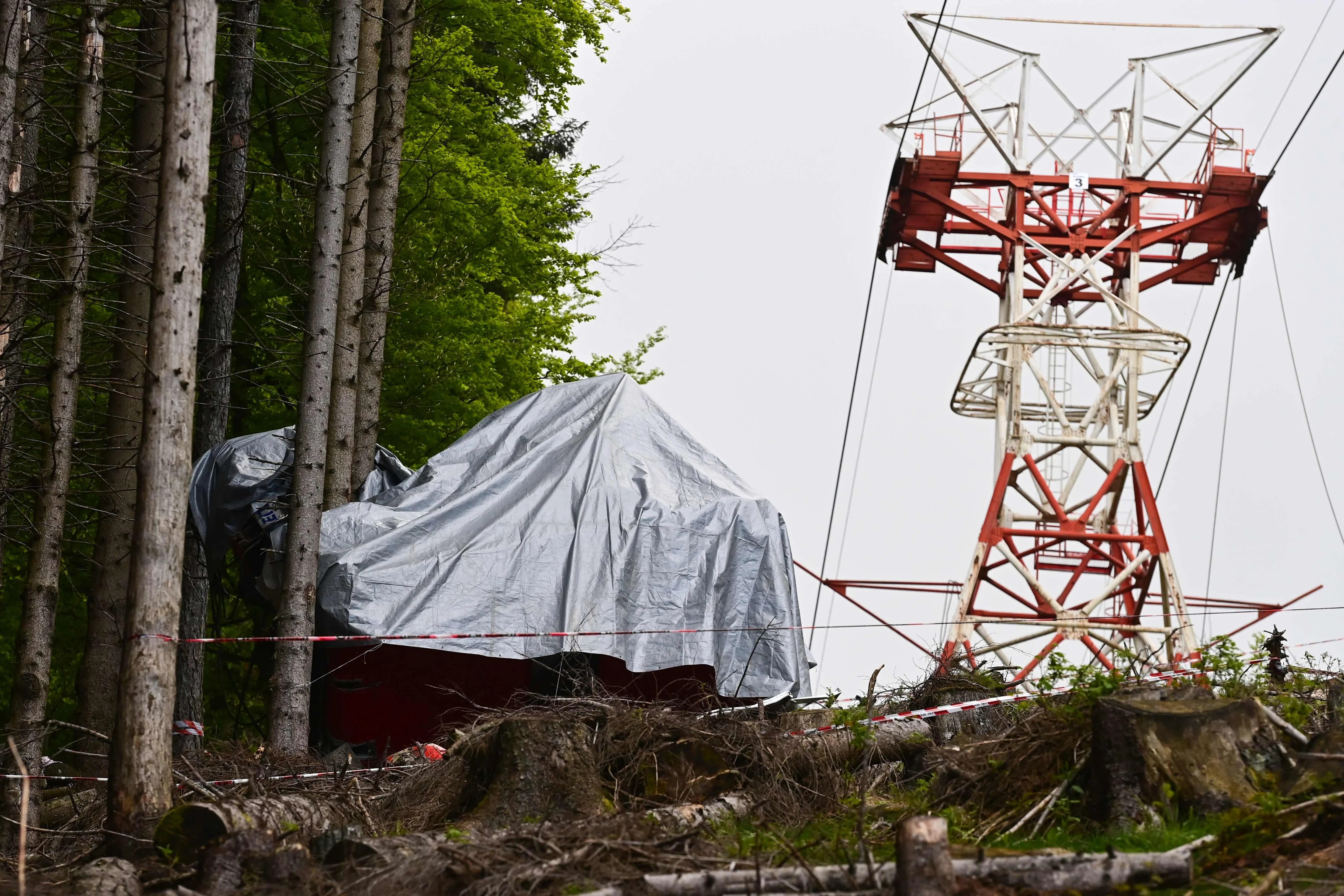 Three people arrested after Italian cable car crash kills 14 people