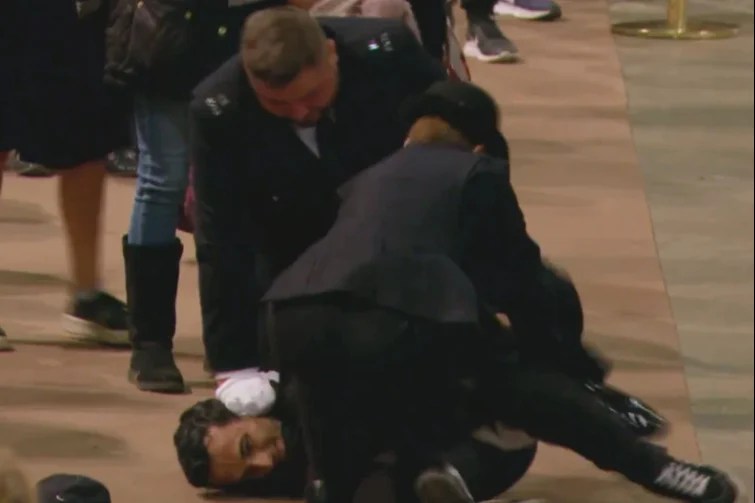Man arrested after ‘rushing towards Queen’s coffin and trying to lift