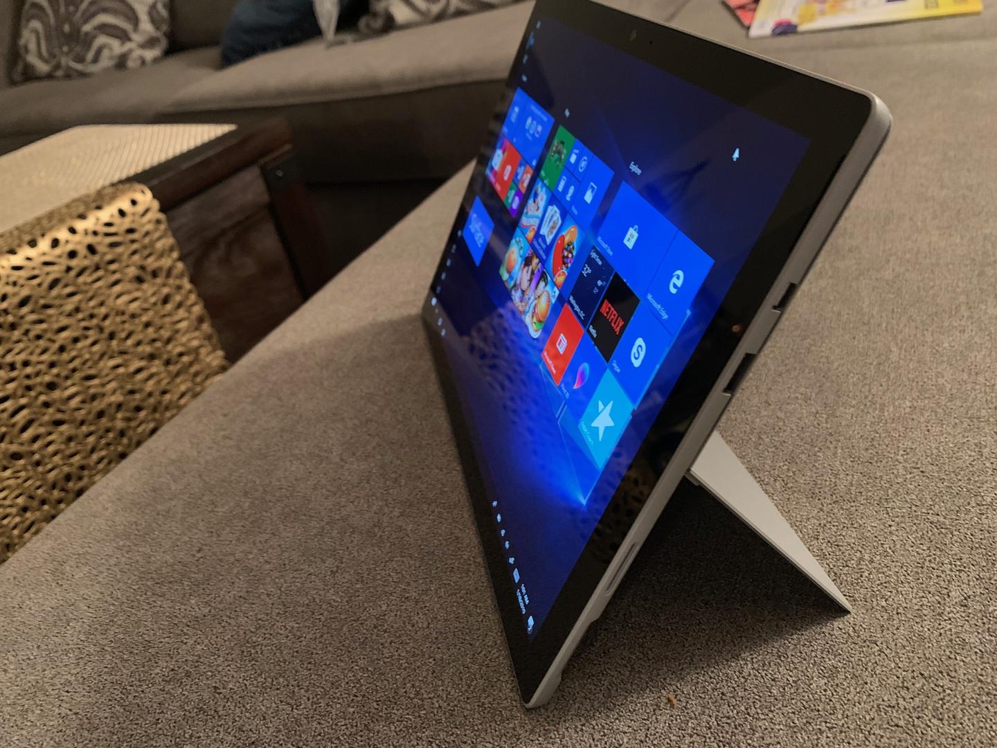 Microsoft Surface Pro 5 (2017) (Unlocked), LTE Silver