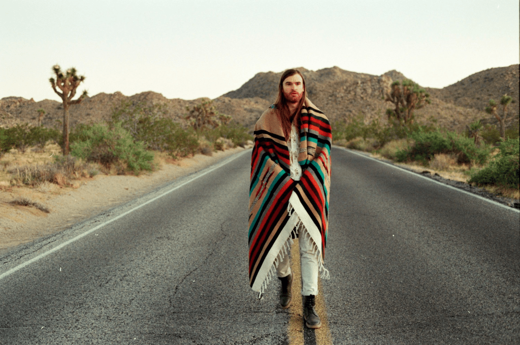 Altsinger/songwriter Jon Bryant shares new video for ‘Headphones’ V2 records