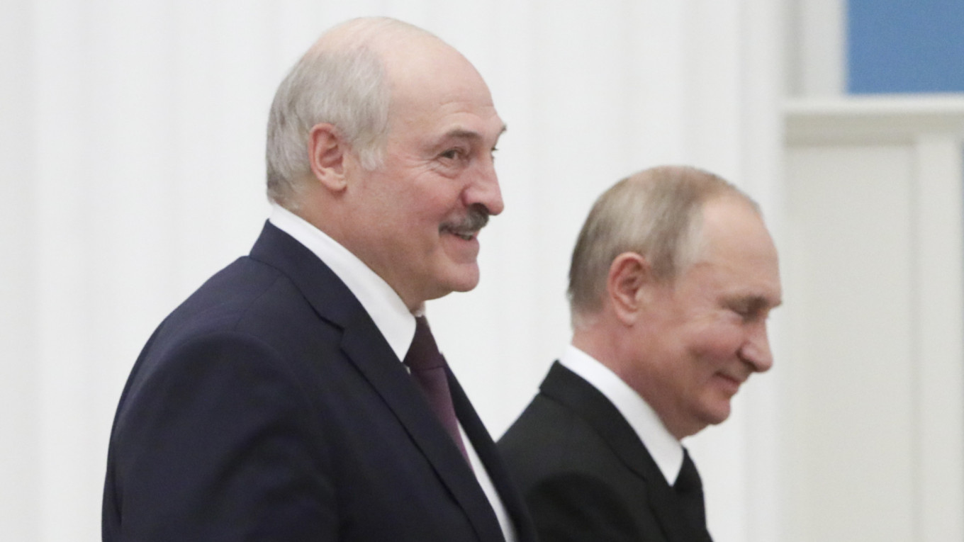 Lukashenko Says Crimea is Russian, Will Visit Peninsula With Putin