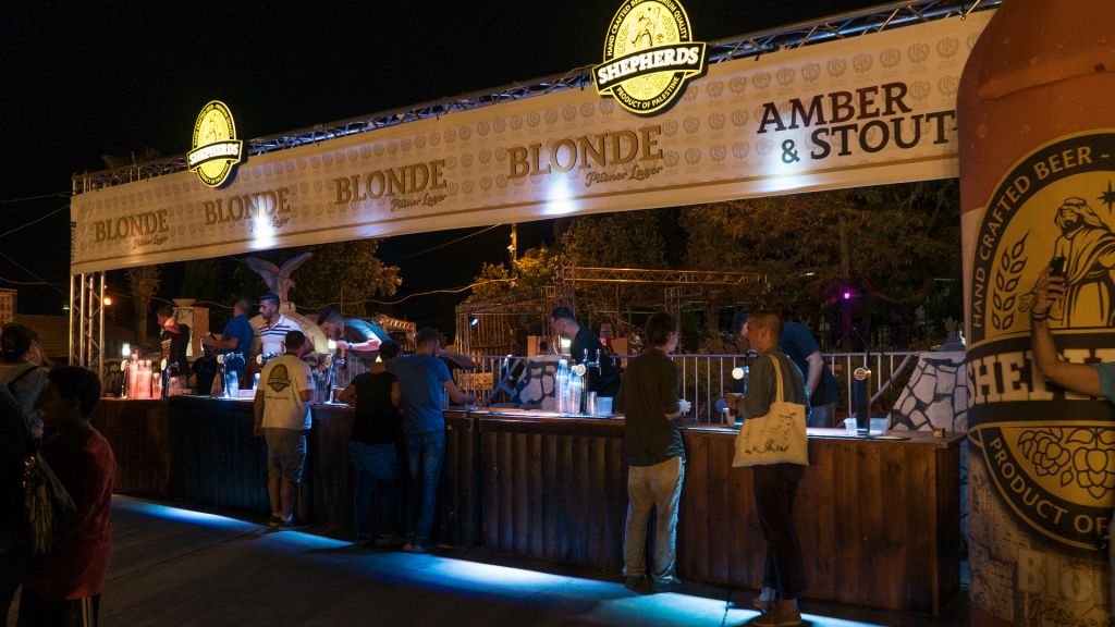 Les Palestiniens affluent au Shepherds Beer Festival de Bethléem The
