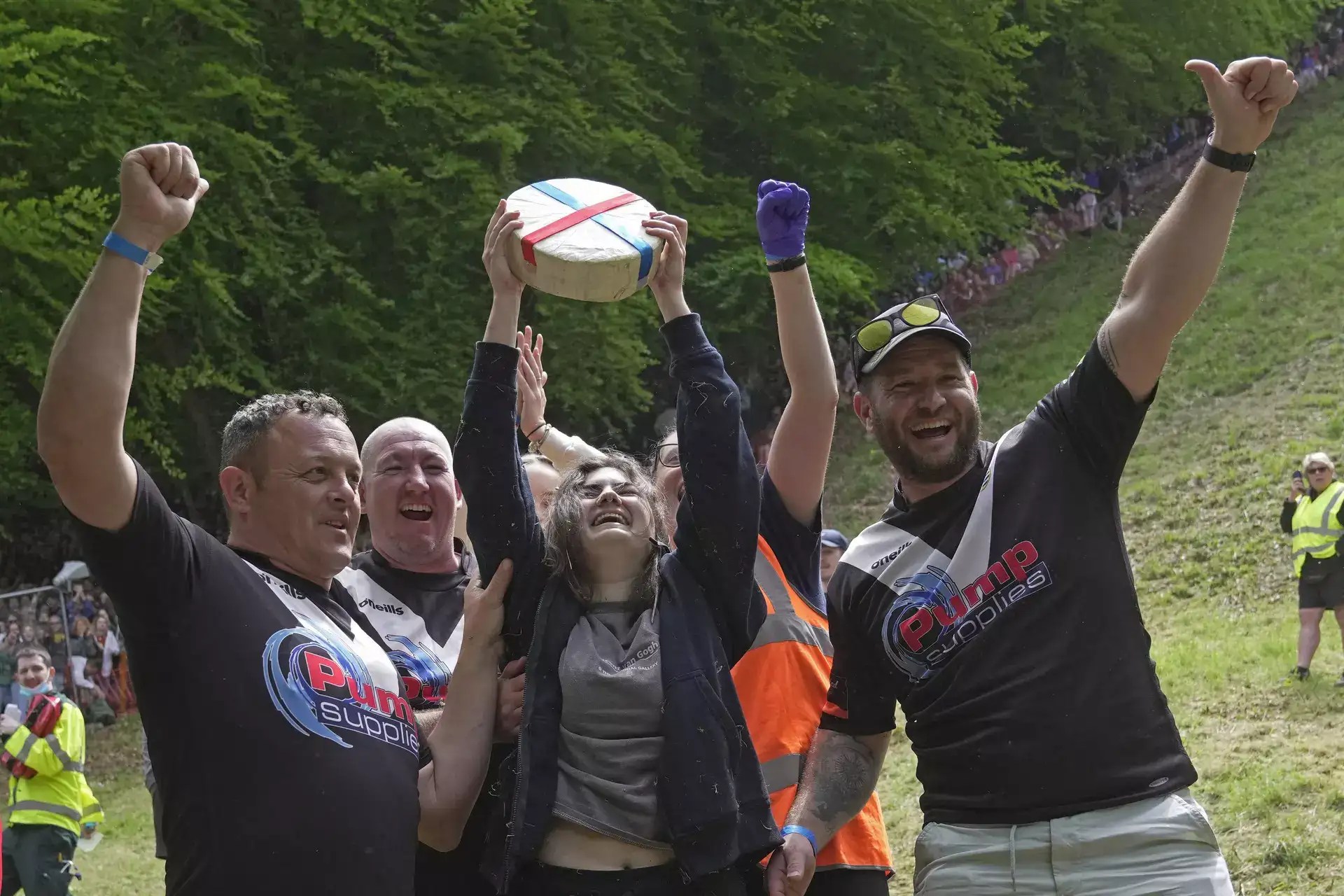 Cheeserolling race draws hundreds of spectators in UK