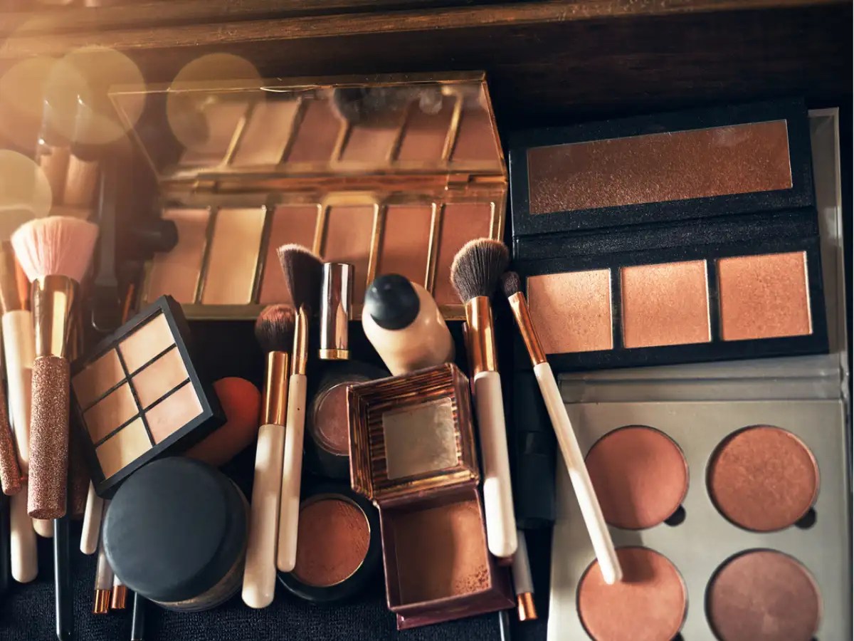 Essential Makeup Products 5 makeup products you must have at all times