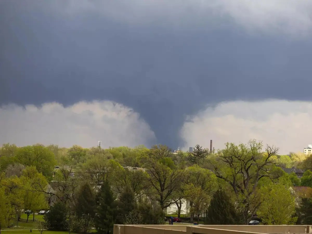 Midwest tornadoes collapse buildings and level homes in Nebraska and Iowa
